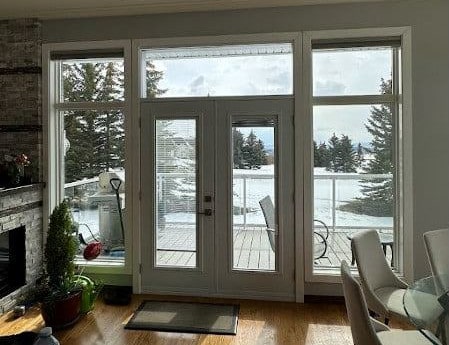 Transom Windows: Elevating Homes with Style &amp; Functionality